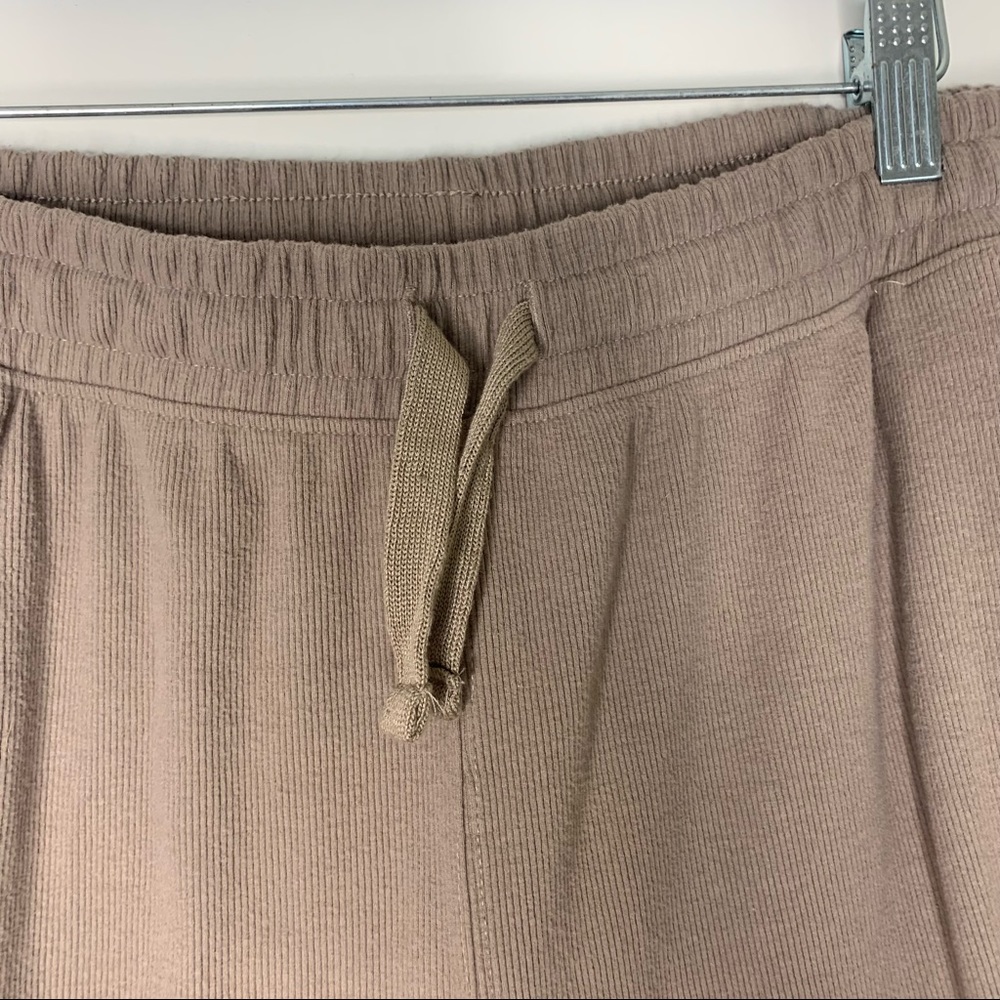 H&M brown ribbed pull up loose shorts Large - Picture 6 of 12